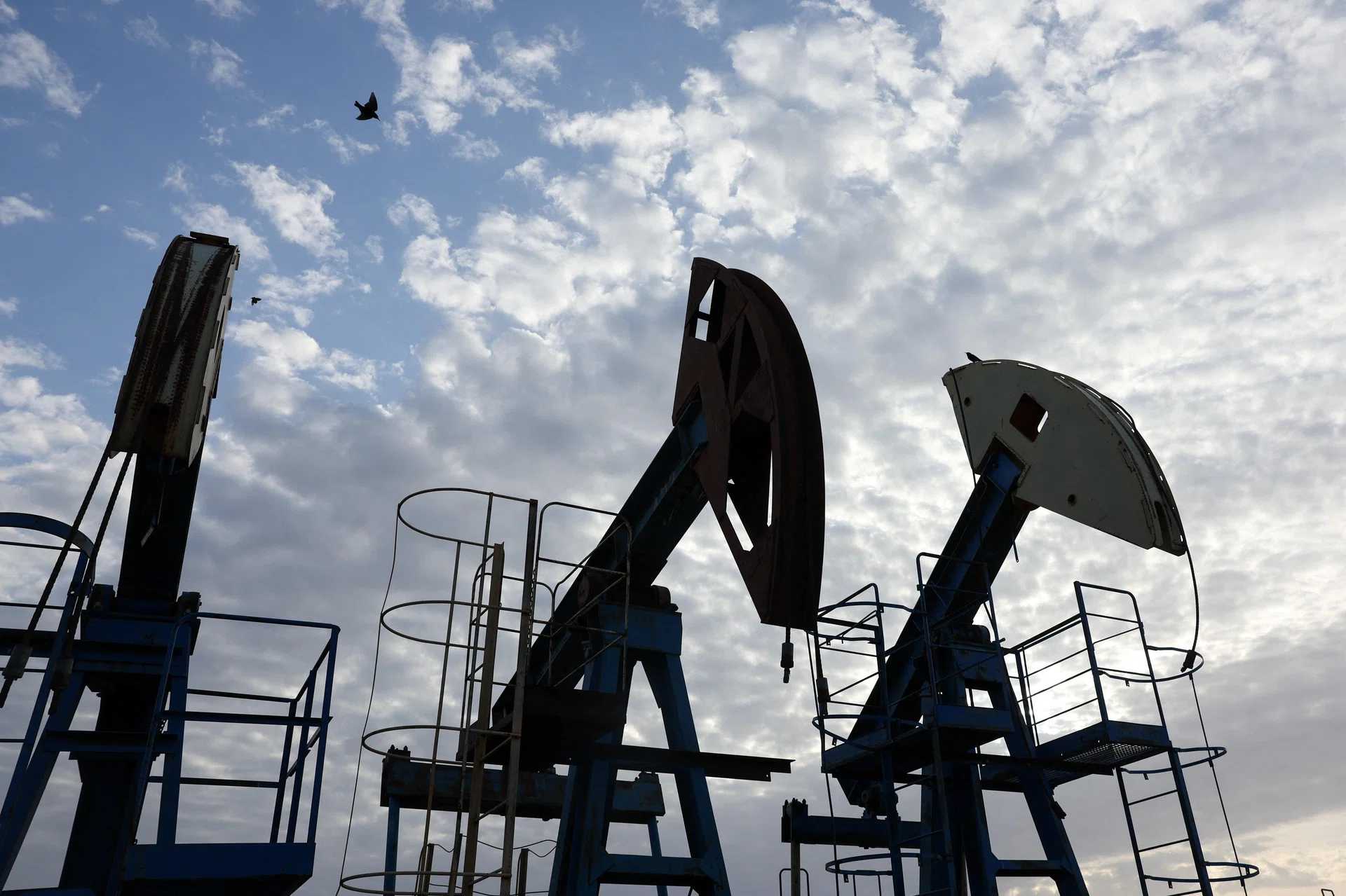 Oil climbs nearly 2% as US-Iran peace talks stall