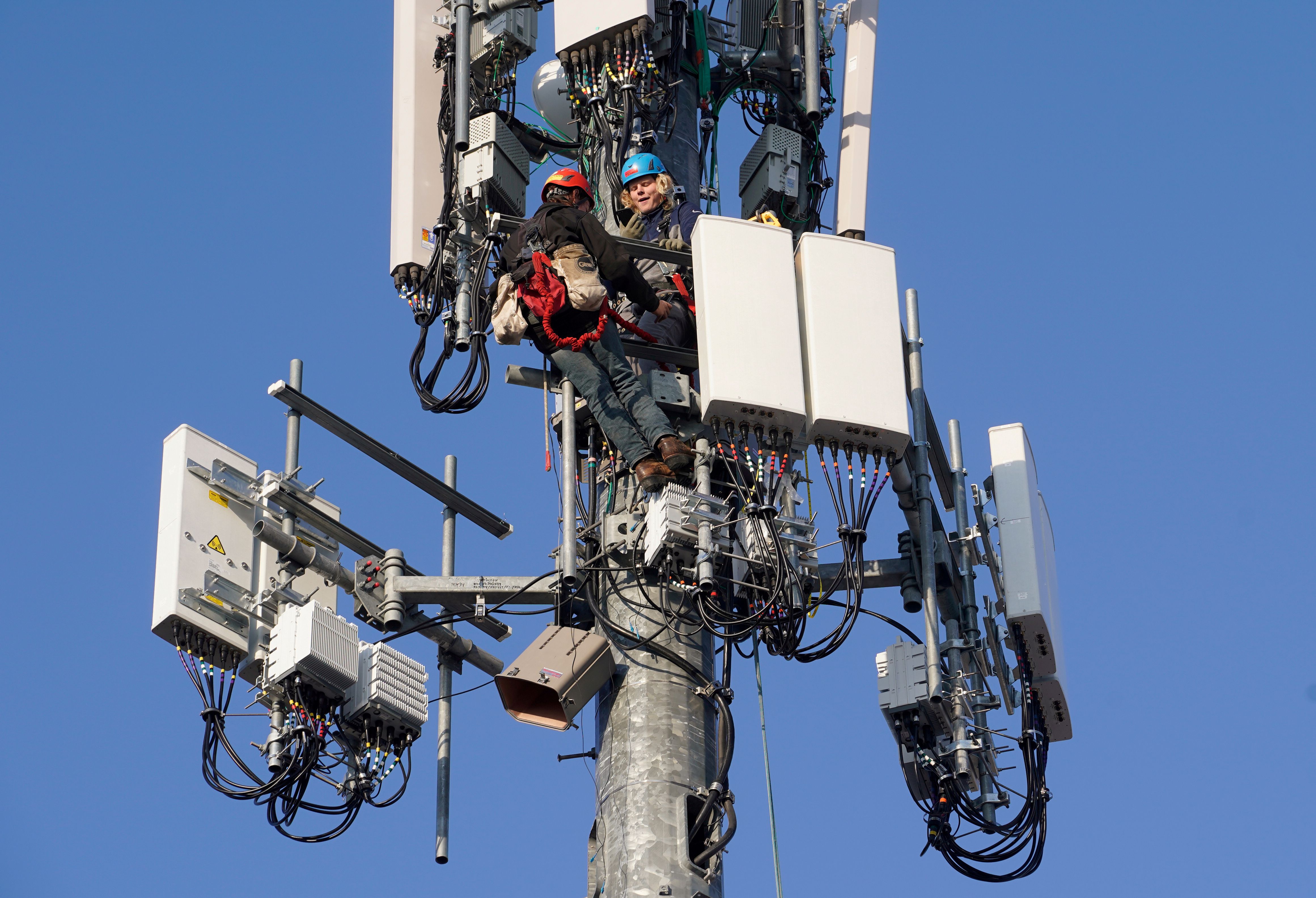 FCC approves Verizon's $1 billion spectrum purchase