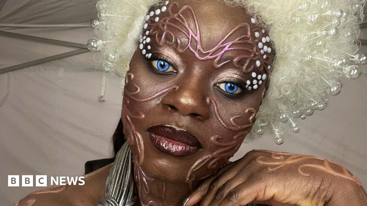 How a singer's chance encounter led to an alien experience in Hollywood