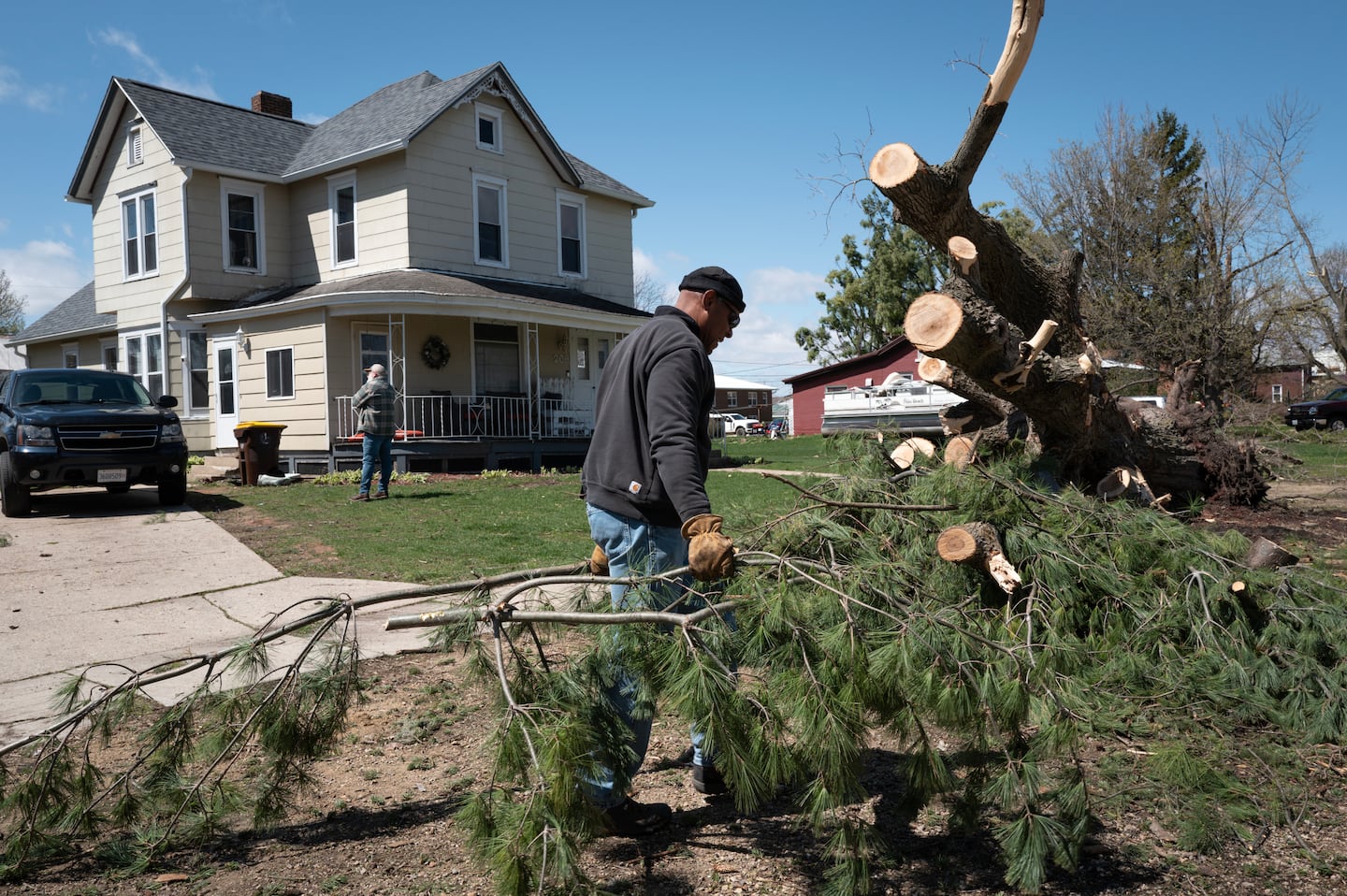 Powerful winds and reported tornadoes rip through the Midwest, leaving heavy damage but no deaths