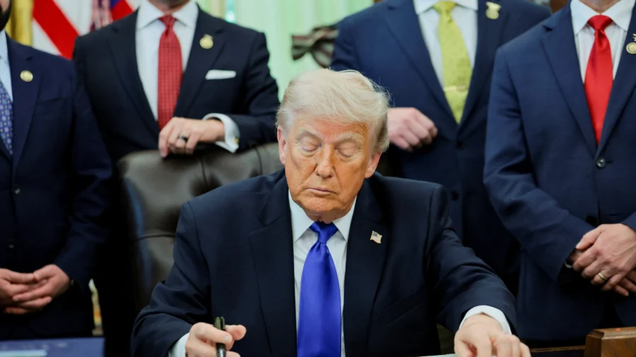 Trump Signs Order Authorizing Oil Pipeline Project Partially Reviving Keystone XL