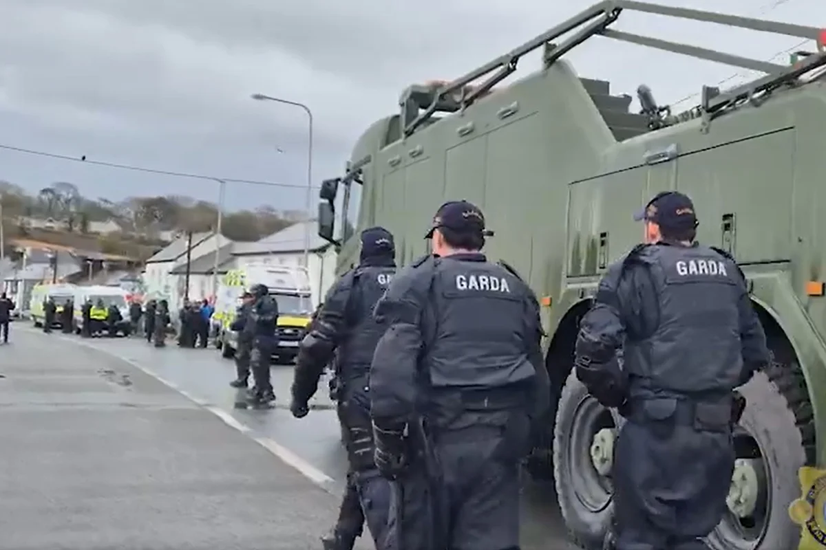 Fuel protesters cleared by police as tankers regain access to Irish oil refinery