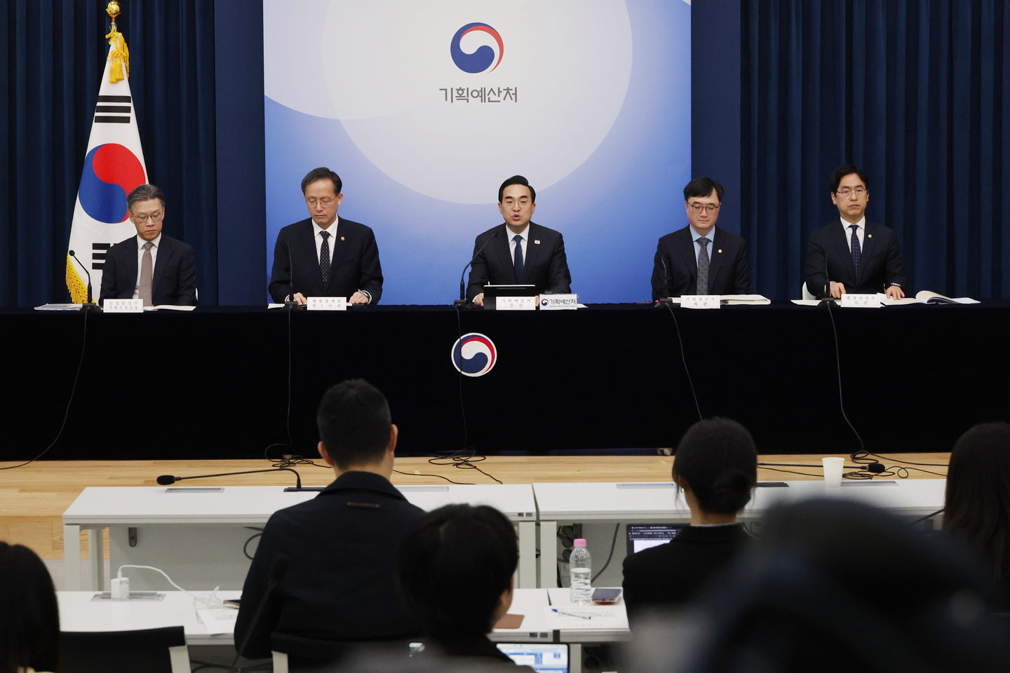 Government proposes 26.2 trillion won supplementary budget to cushion price shocks