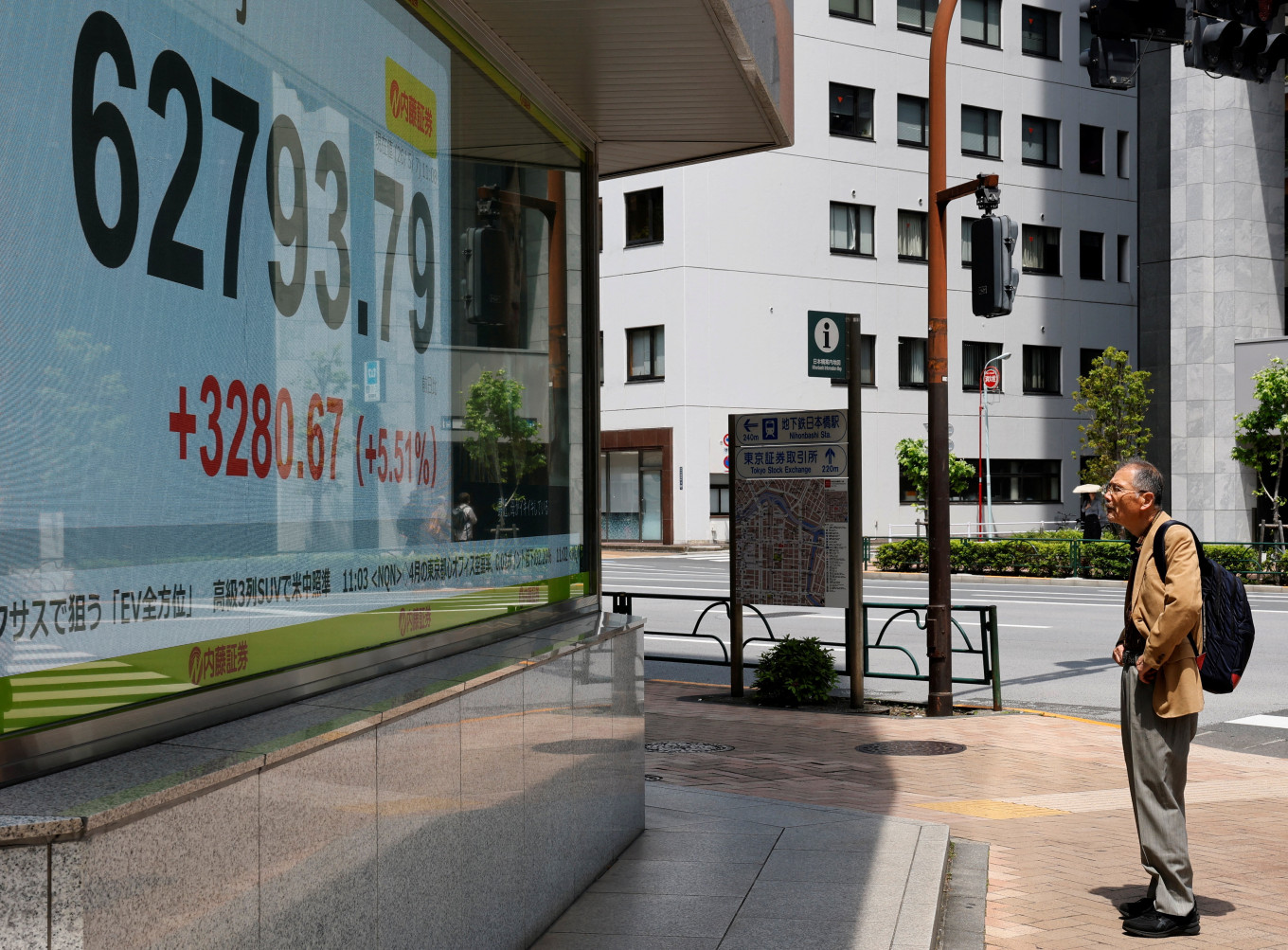 Asian stocks hit record high, dollar wobbles on peace deal hopes