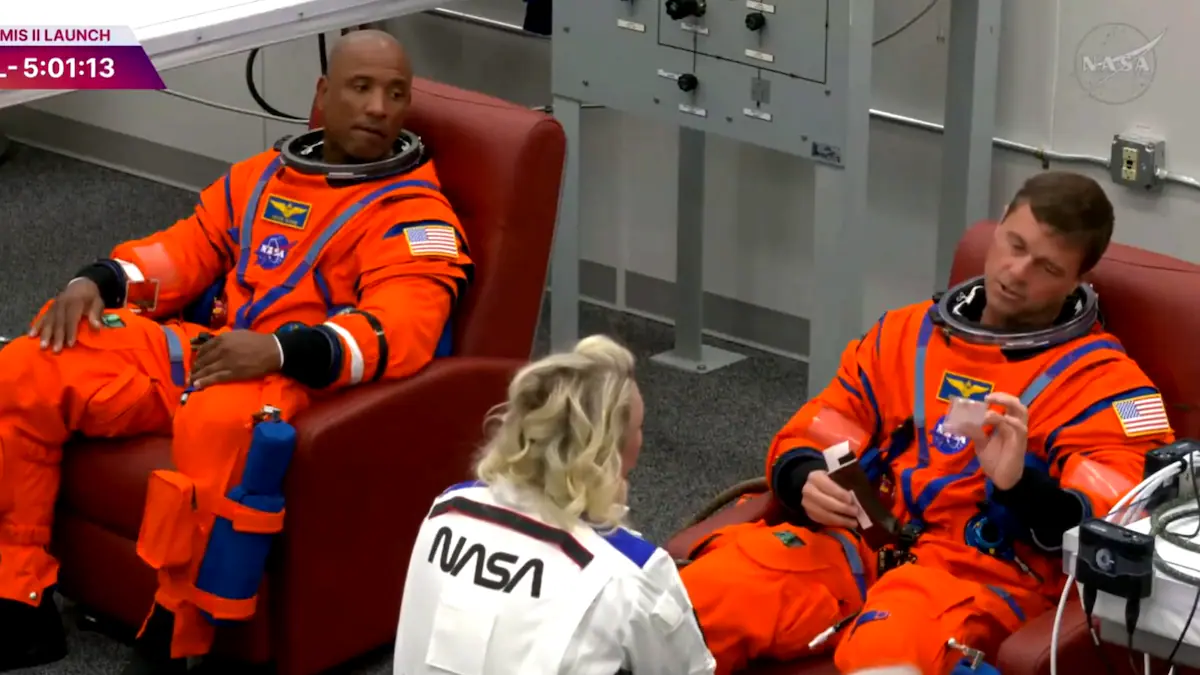 El momento más simbólico del despegue de Artemis II: los astronautas guardan objetos personales para su viaje a la Luna