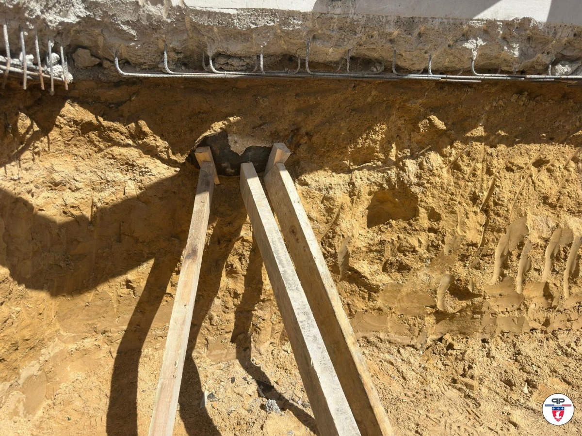 Bomb experts try to defuse WWII bomb near Paris