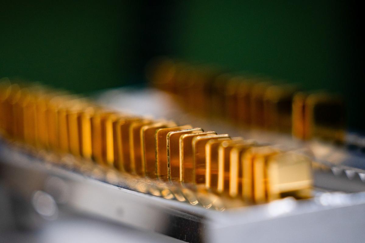 Gold Falls as Stronger Dollar Offsets Middle East Risk Premium