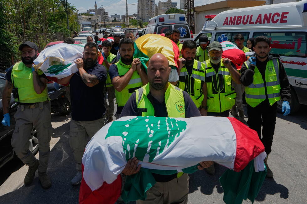 Israeli troops push deeper into Lebanon as the two sides start military talks at the Pentagon