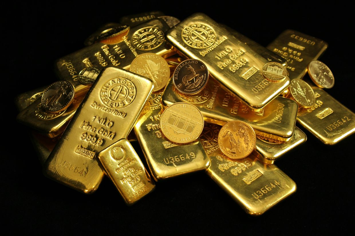 Gold falls on stronger dollar amid renewed US-Iran tensions
