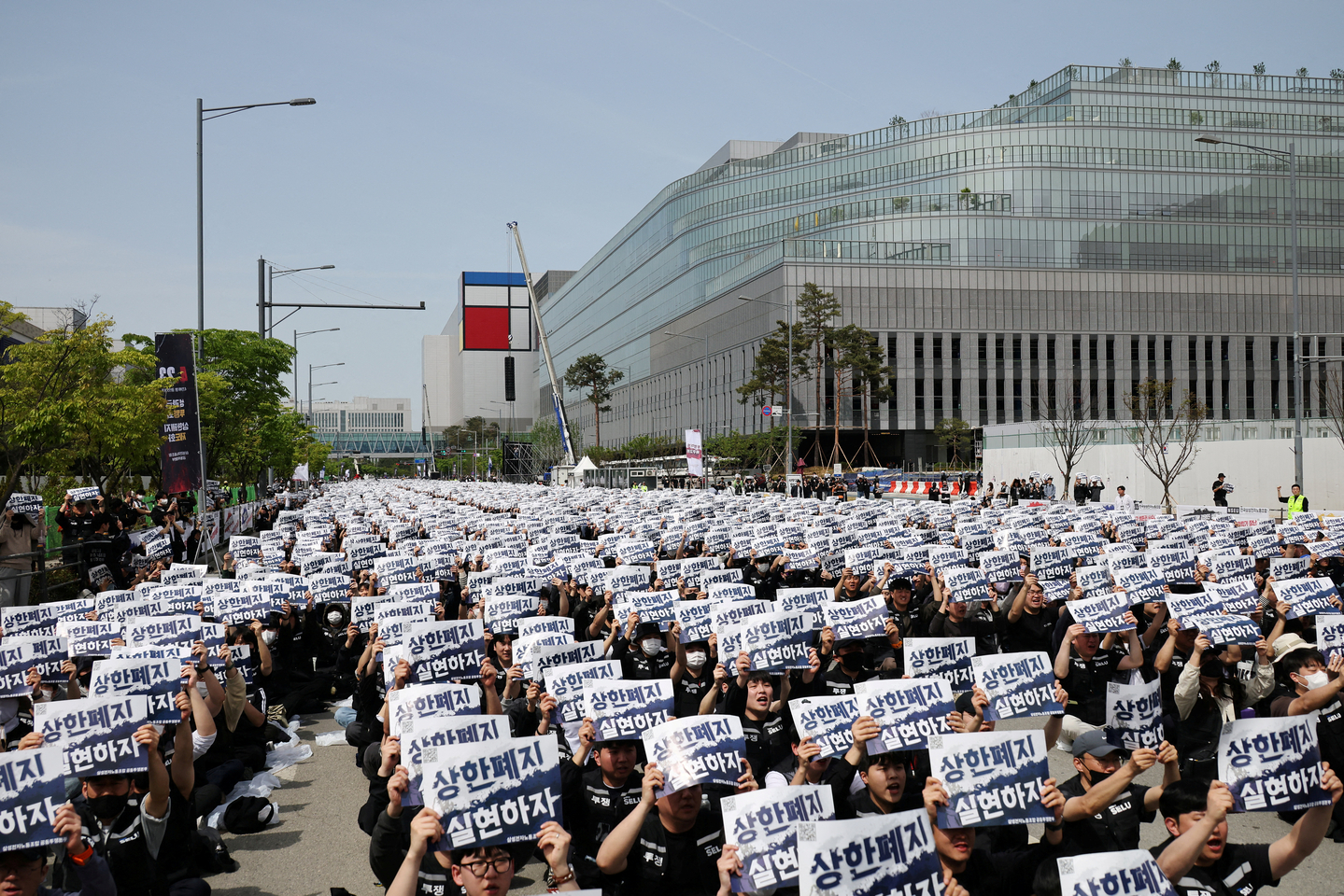 As strike looms, Samsung braces for disruption on semiconductor lines while gov't mulls emergency actions
