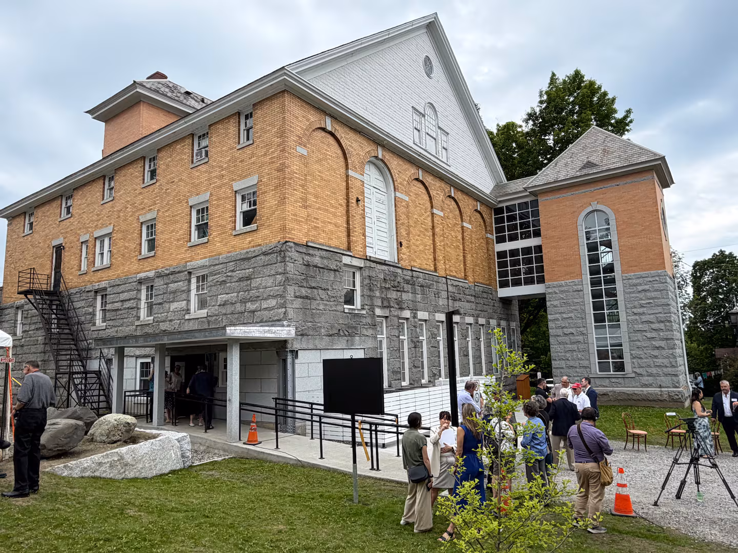 At a library on the northern border, Canadians and Americans hope a new door will reconnect neighbors