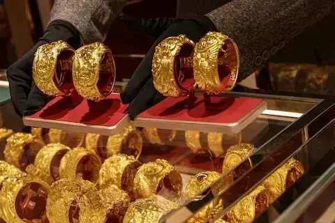 Gold steady on weaker dollar after Trump pauses planned Iran attack