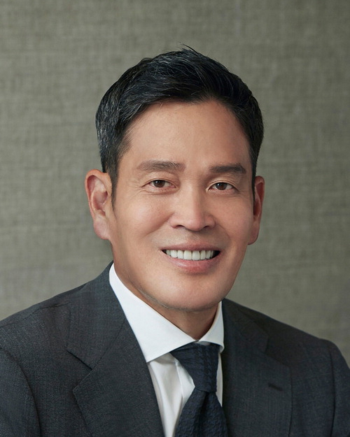 Chung Yong-jin Fires Starbucks Korea CEO Over '5·18 Tank Day' Controversy