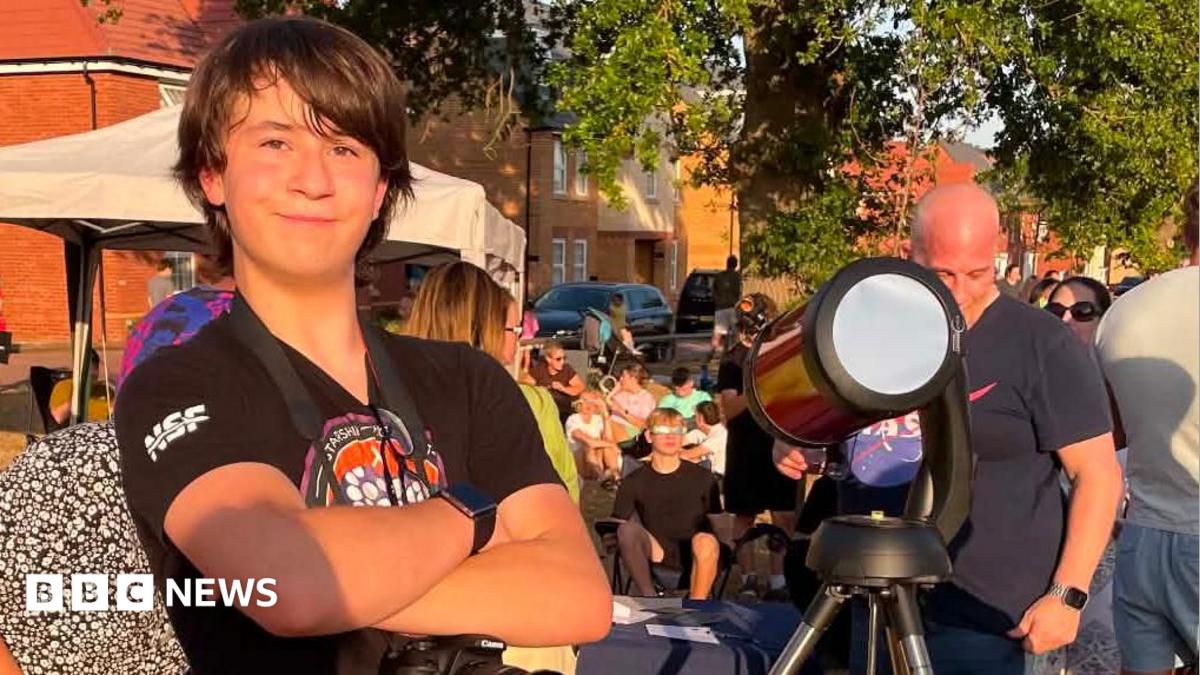 Hundreds attend teenager's eclipse party