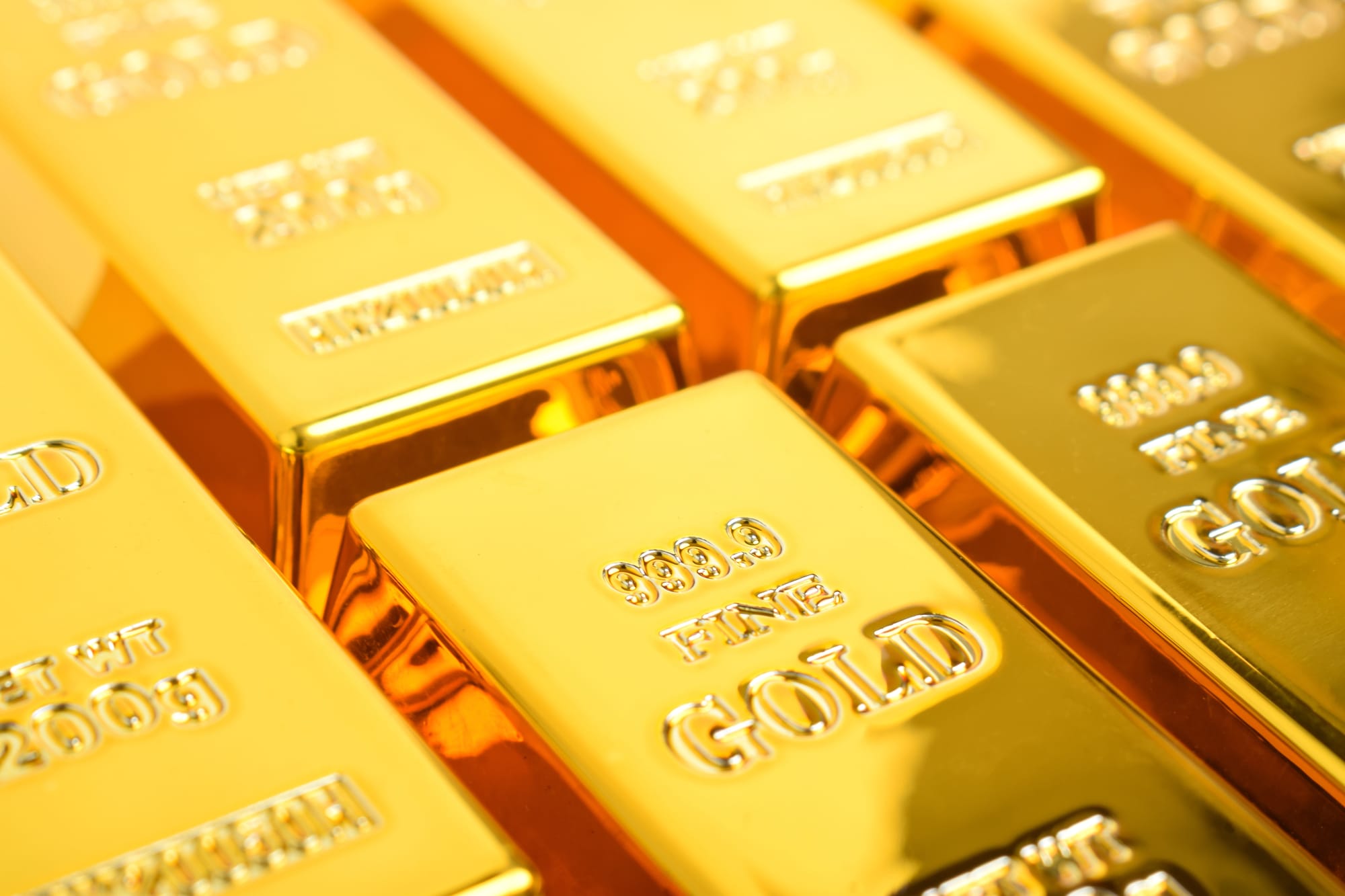 Gold Slips As Inflation Fears And Iran War Cloud US Rate Outlook