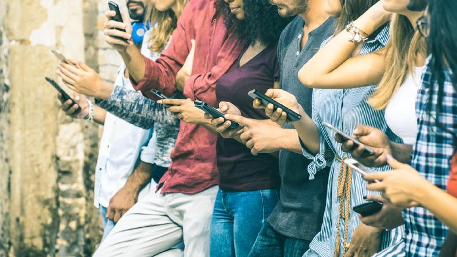 Stop ai minori sui social, ecco la app Ue. Von der Leyen: "Figli educati dai genitori, non dal web"