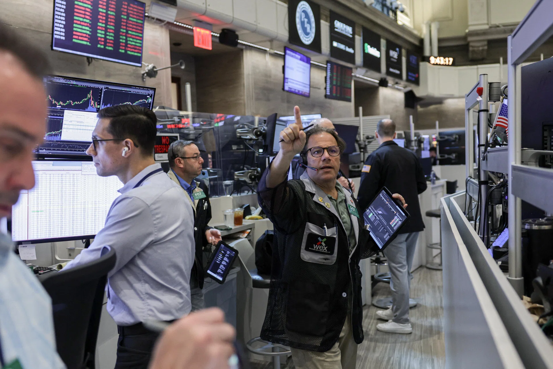 Wall Street indexes end slightly higher as investors focus on Middle East peace hopes