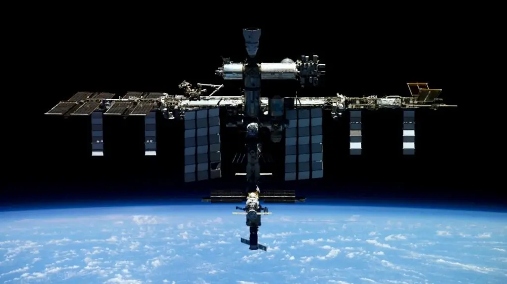 Astronauts told to return to ISS after sheltering over air leak repairs