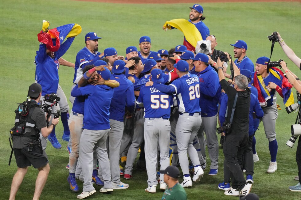 Venezuela beats US 3-2 on Suárez's 9th-inning double to win first World Baseball Classic title