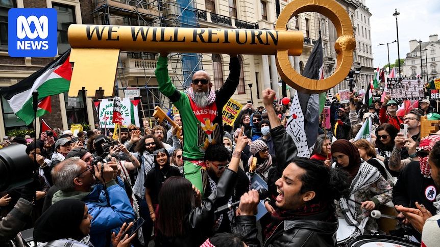 Tens of thousands march in London in separate immigration, pro‑Palestinian protests