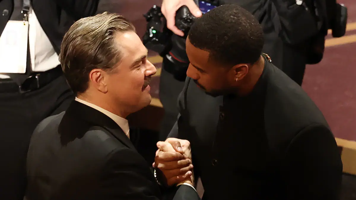 El periplo del Oscar de Michael B. Jordan: del abrazo sentido con DiCaprio a ir a pedir una hamburguesa con el premio en la mano