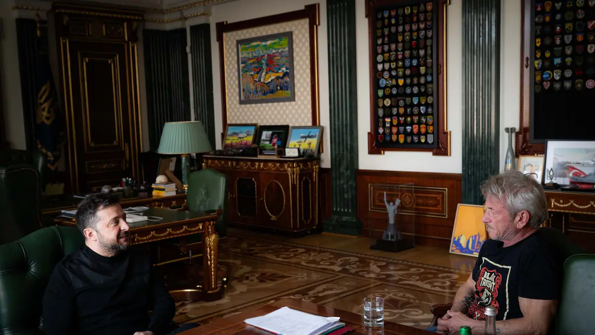 Sean Penn recibe un Oscar simbólico en Ucrania tras ausentarse de la gala para reunirse con Zelenski: 'Esto son tesoros'