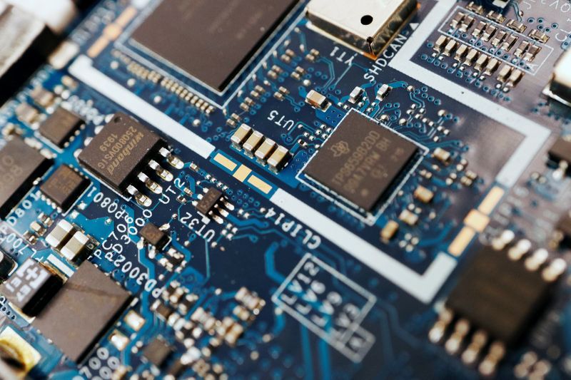 AI chip startup SambaNova raises $350 million in Vista-led round, signs Intel partnership