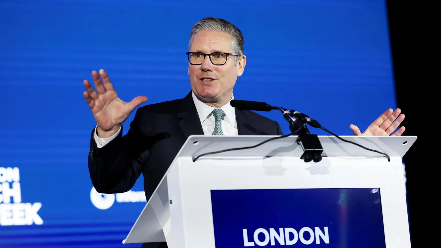 Starmer tells Apple and Google to ban nude images on children’s phones