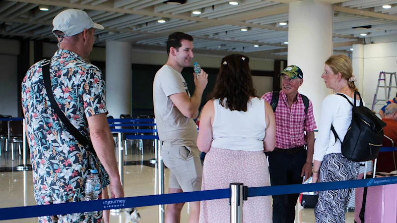 Stranded Australians face travel ‘mayhem’ as Albanese stages crisis talks with UAE