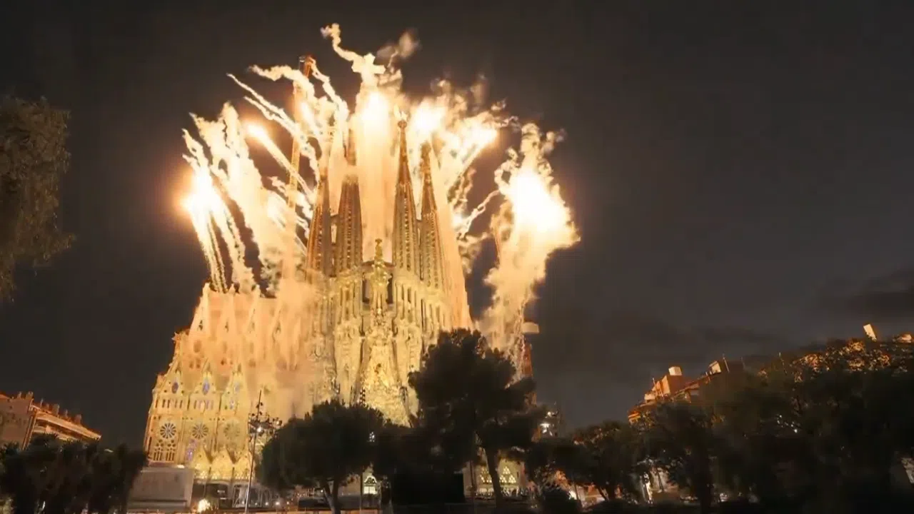La Sagrada Familia estalla en luz: la impresionante actuación que el papa Leo presenció en Barcelona