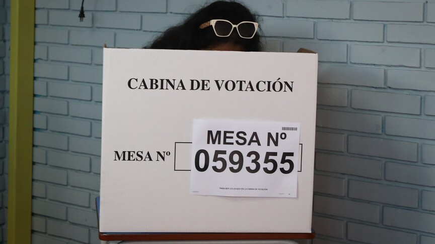 Peru begins counting votes after polls close in presidential runoff