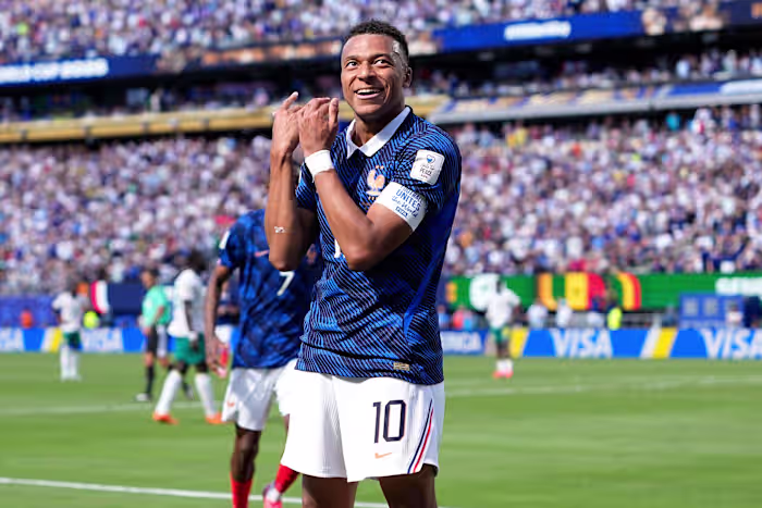Kylian Mbappé sparks France with two goals in 3-1 win over Senegal at the World Cup
