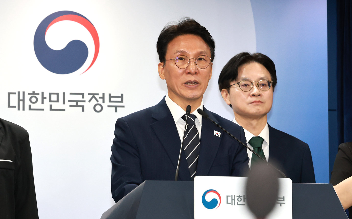 Prime minister urges Samsung Electronics, union to reach last-minute deal before strike