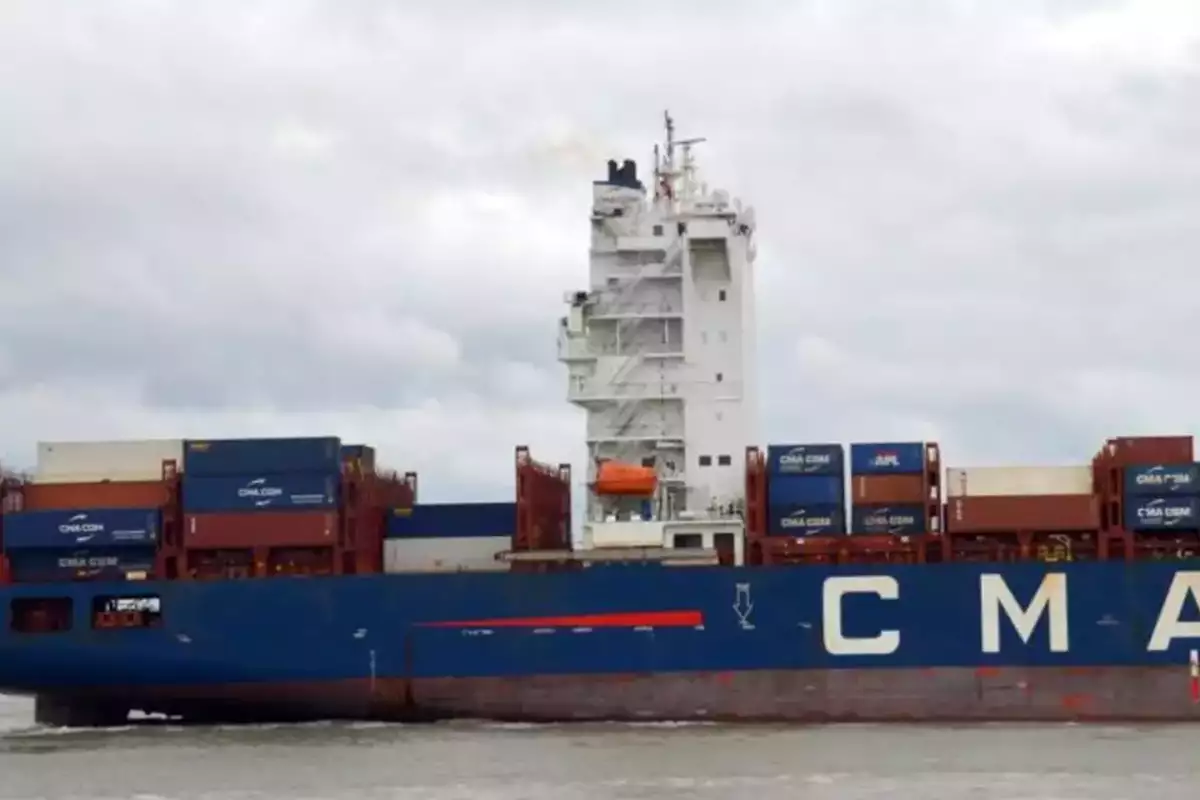 First European vessel crosses Hormuz since Iran war erupted