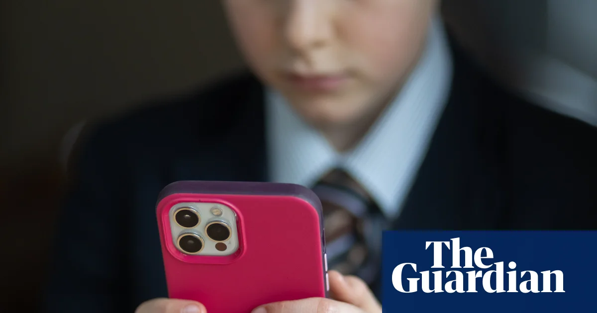 Starmer gives tech firms ultimatum to block explicit images on children’s phones