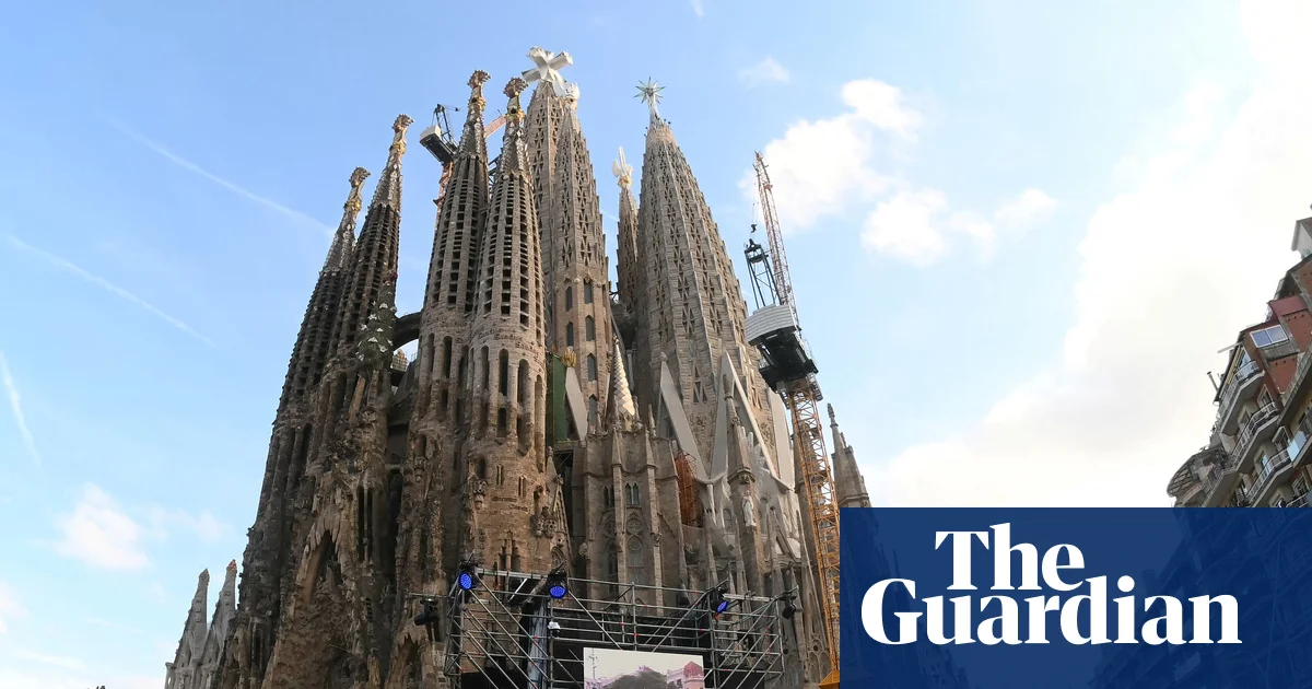 Crowds turn out in Barcelona for pope blessing Sagrada Família’s final tower