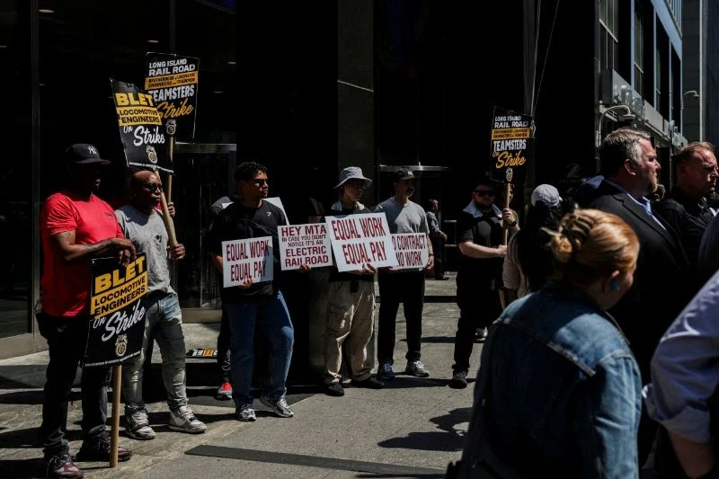 Workers on New York commuter rail end their strike after wage deal