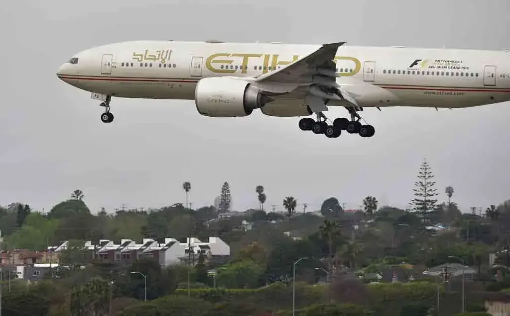 Etihad Airways orders widebody planes, sees return to pre-war capacity in June