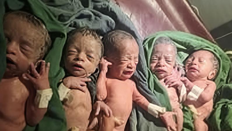 Mulher dá à luz quíntuplos após 12 anos de espera