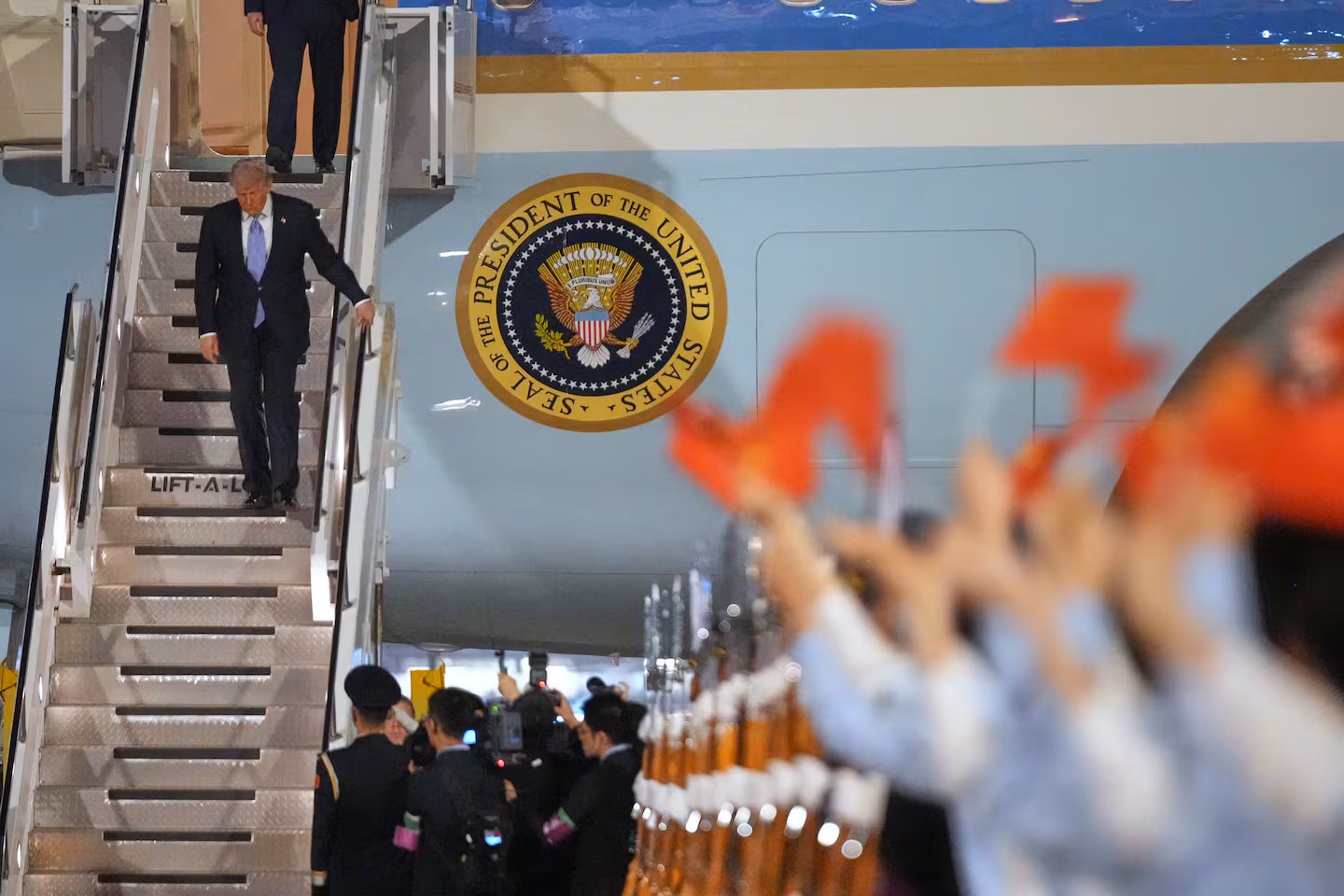 Trump arrives in Beijing for talks with China’s Xi on Iran war, trade, and US arms sales to Taiwan