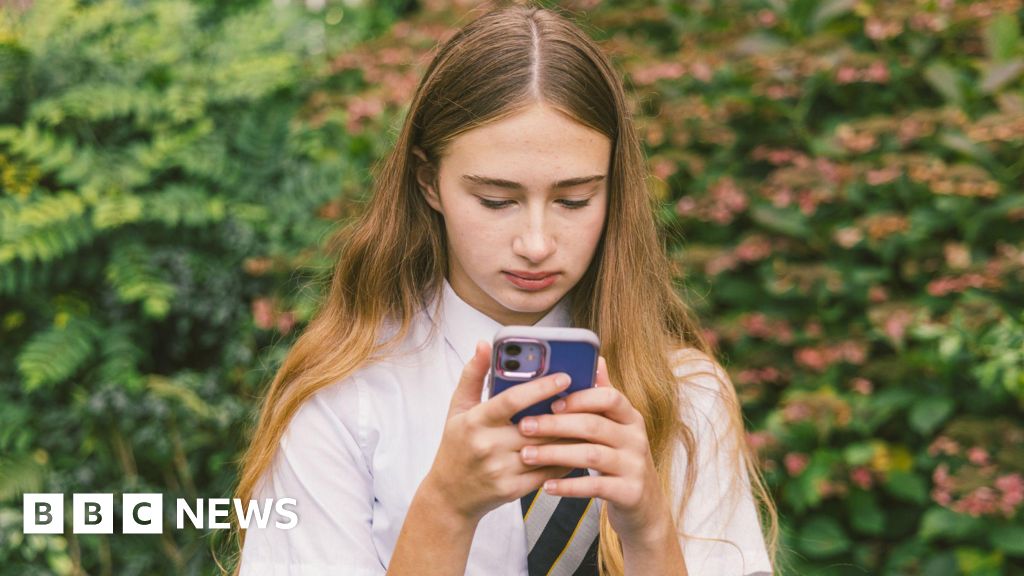 Social media bans and digital curfews to be trialled on UK teenagers