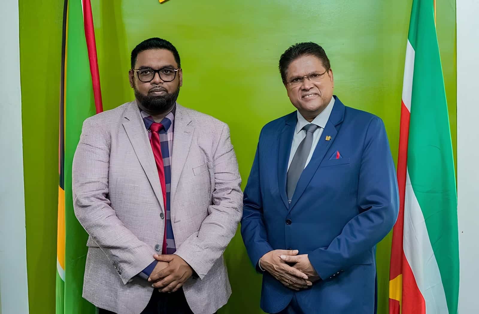 President Guyana eert Santokhi als staatsman en vriend