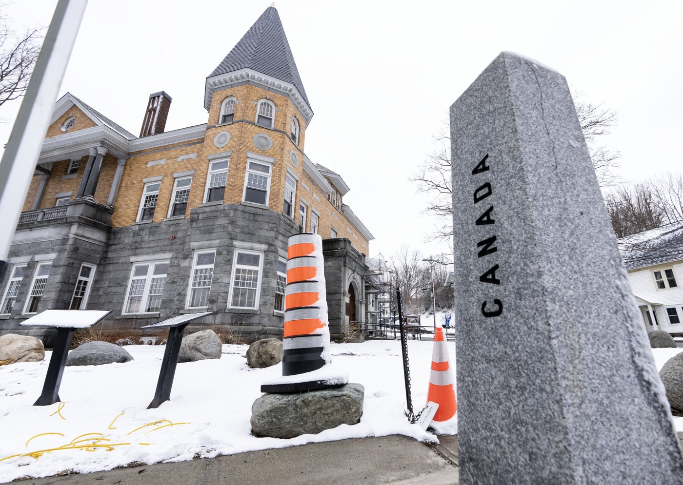Border-straddling library opens Canadian entrance