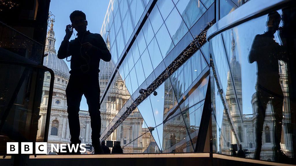 UK long-term borrowing costs reach 28-year high