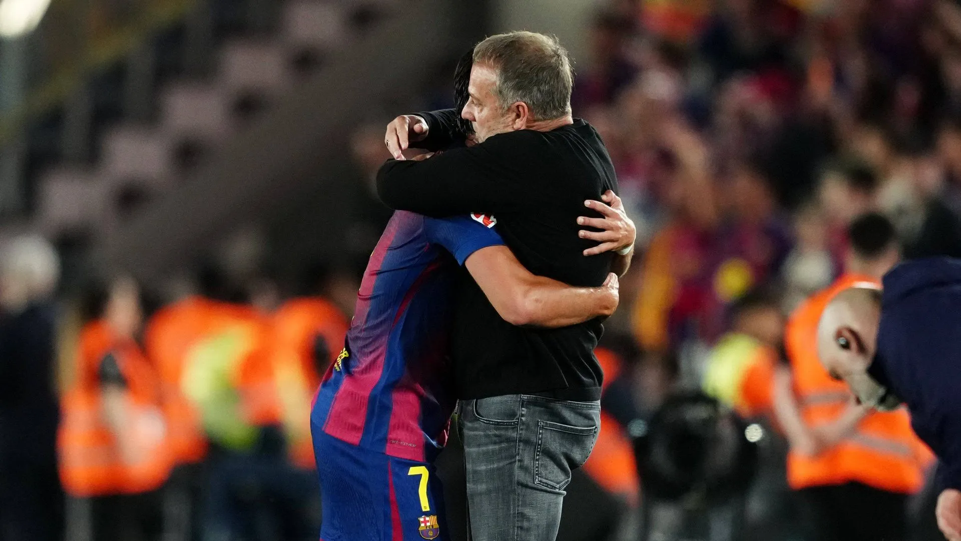 La emoción de Flick tras la muerte de su padre con gestos de Ferran, Vinicius y Arbeloa