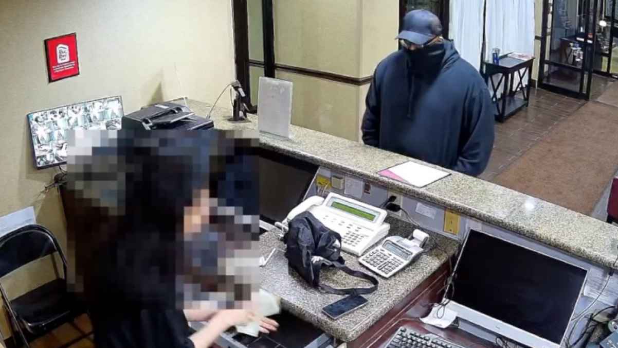 Surveillance footage shows “polite” robber thanking clerk after Ohio hotel theft – video