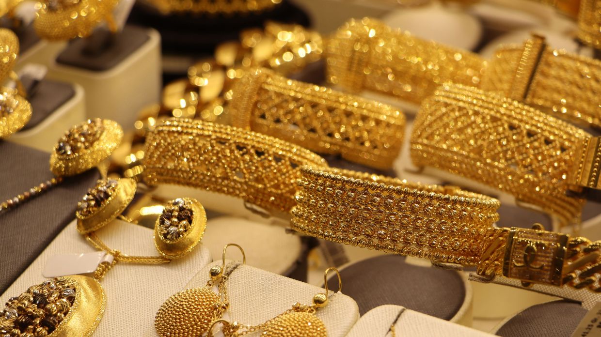 Gold falls on oil-driven inflation worries as US-Iran peace talks falter