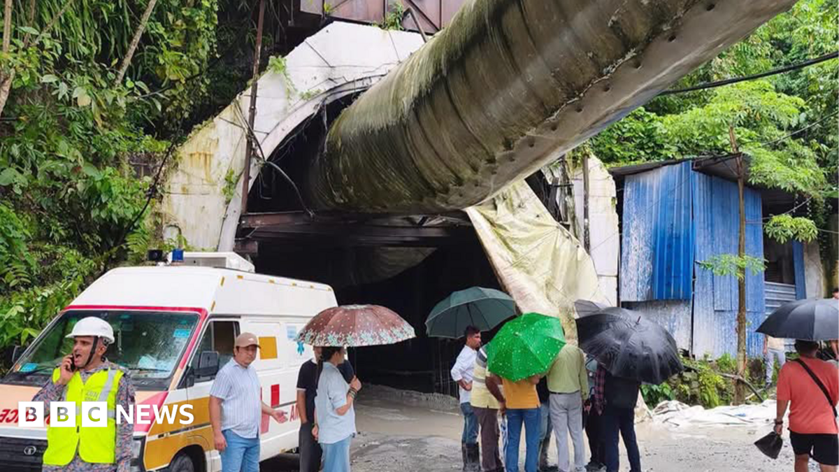 Tunnel collapse in India kills 14 workers