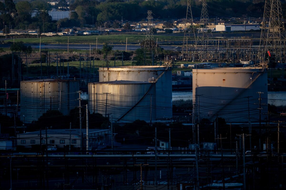 Oil Charges Toward $120 With No End in Sight to US-Iran War