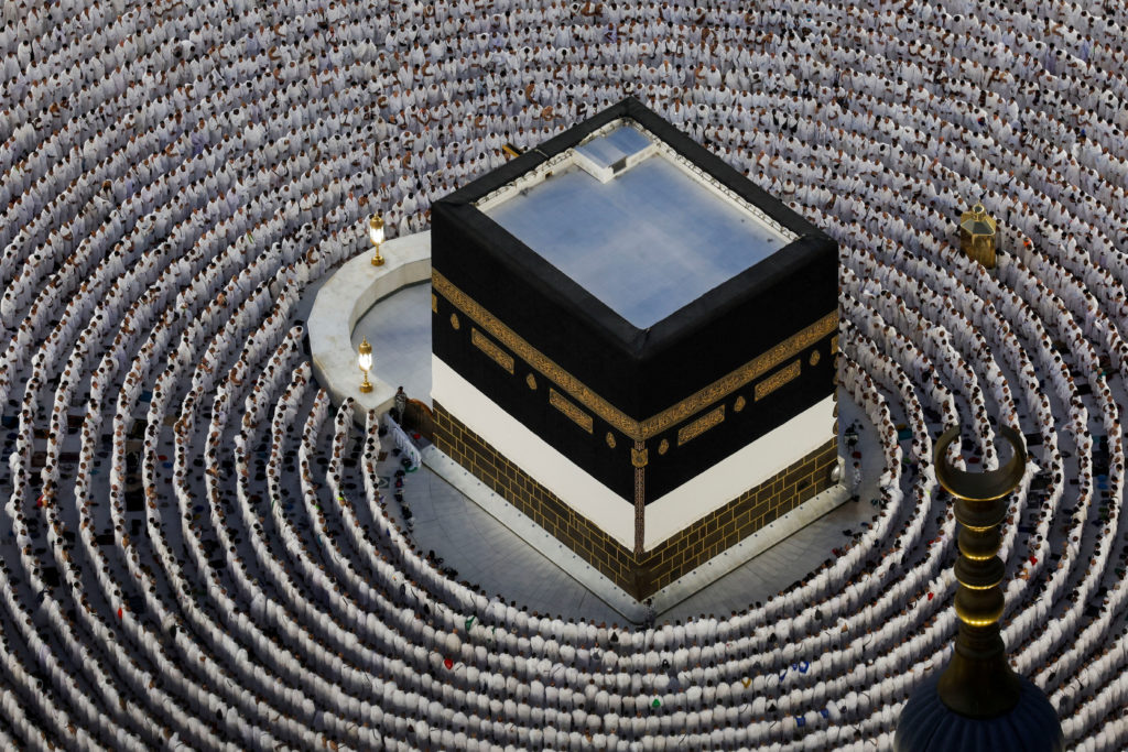 Muslims begin the annual Hajj in sweltering heat against a backdrop of war concerns